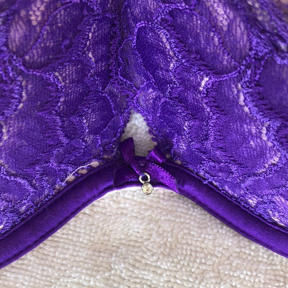 LIKE NEW!! Victoria’s Secret Plunge Bra - Picture 2 of 6